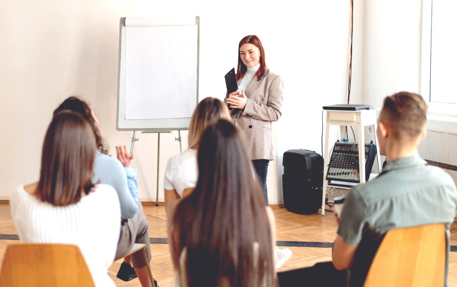 Groupe de personnes discutant de finances